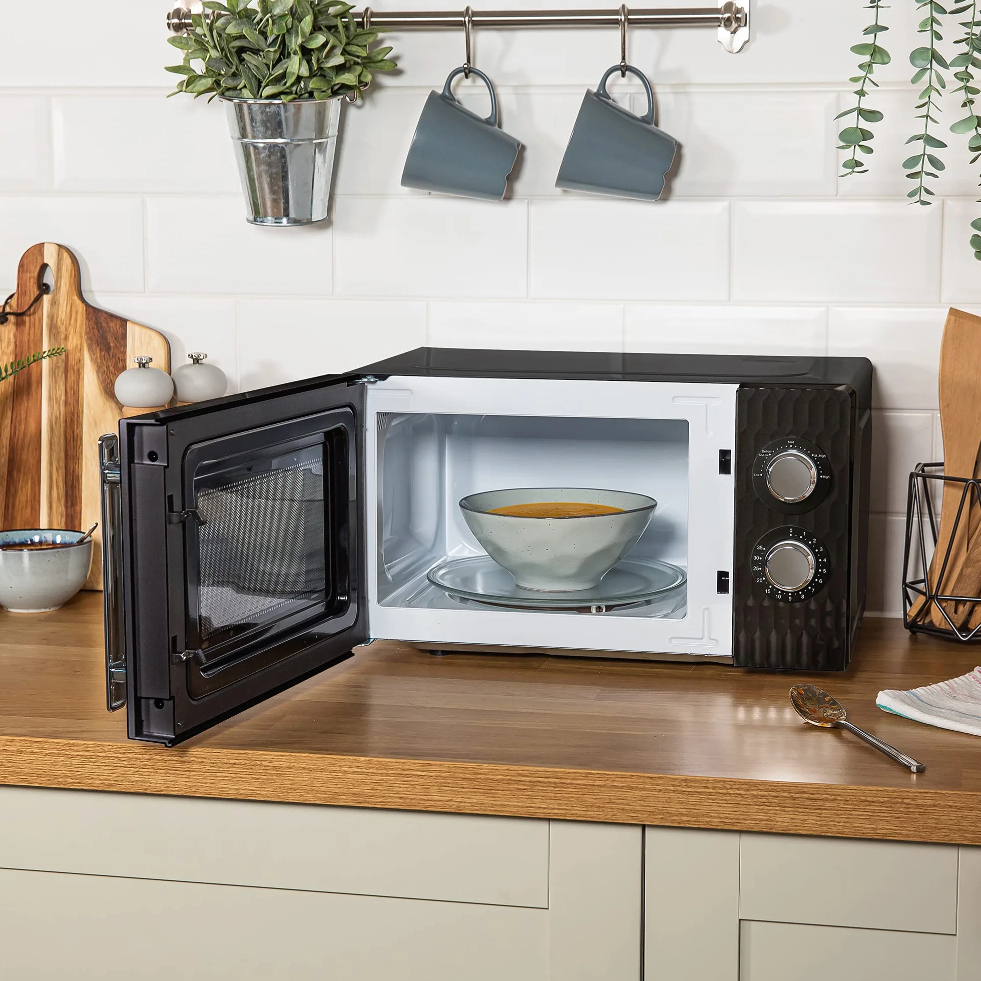 Russell Hobbs Honeycomb RHMM715B 17 l i 700 W ręczny kuchenka mikrofalowa, kolor czarny, z 5 poziomami mocy, wbudowanym timerem i funkcją rozmrażania.
