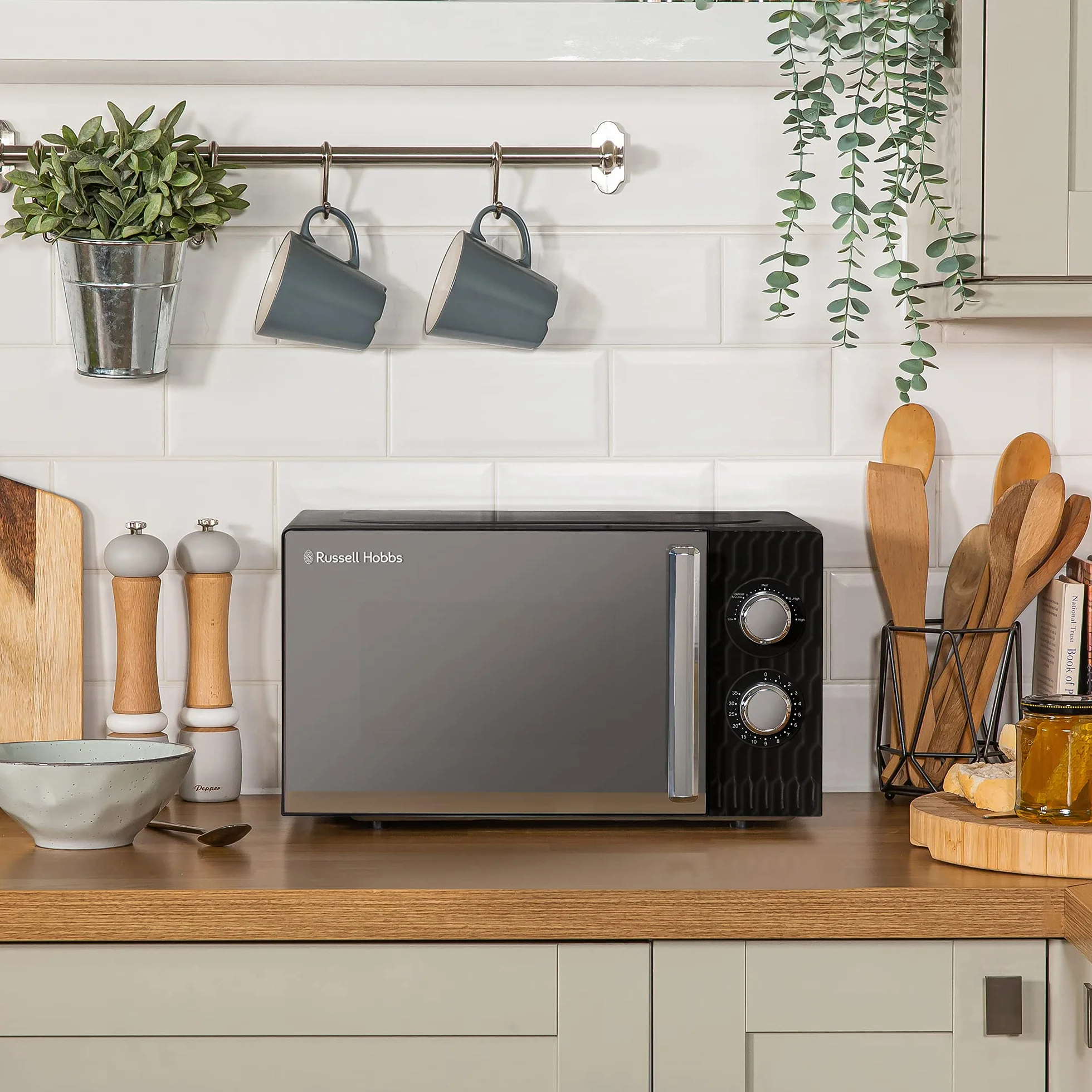 Russell Hobbs Honeycomb RHMM715B 17 l i 700 W ręczny kuchenka mikrofalowa, kolor czarny, z 5 poziomami mocy, wbudowanym timerem i funkcją rozmrażania.