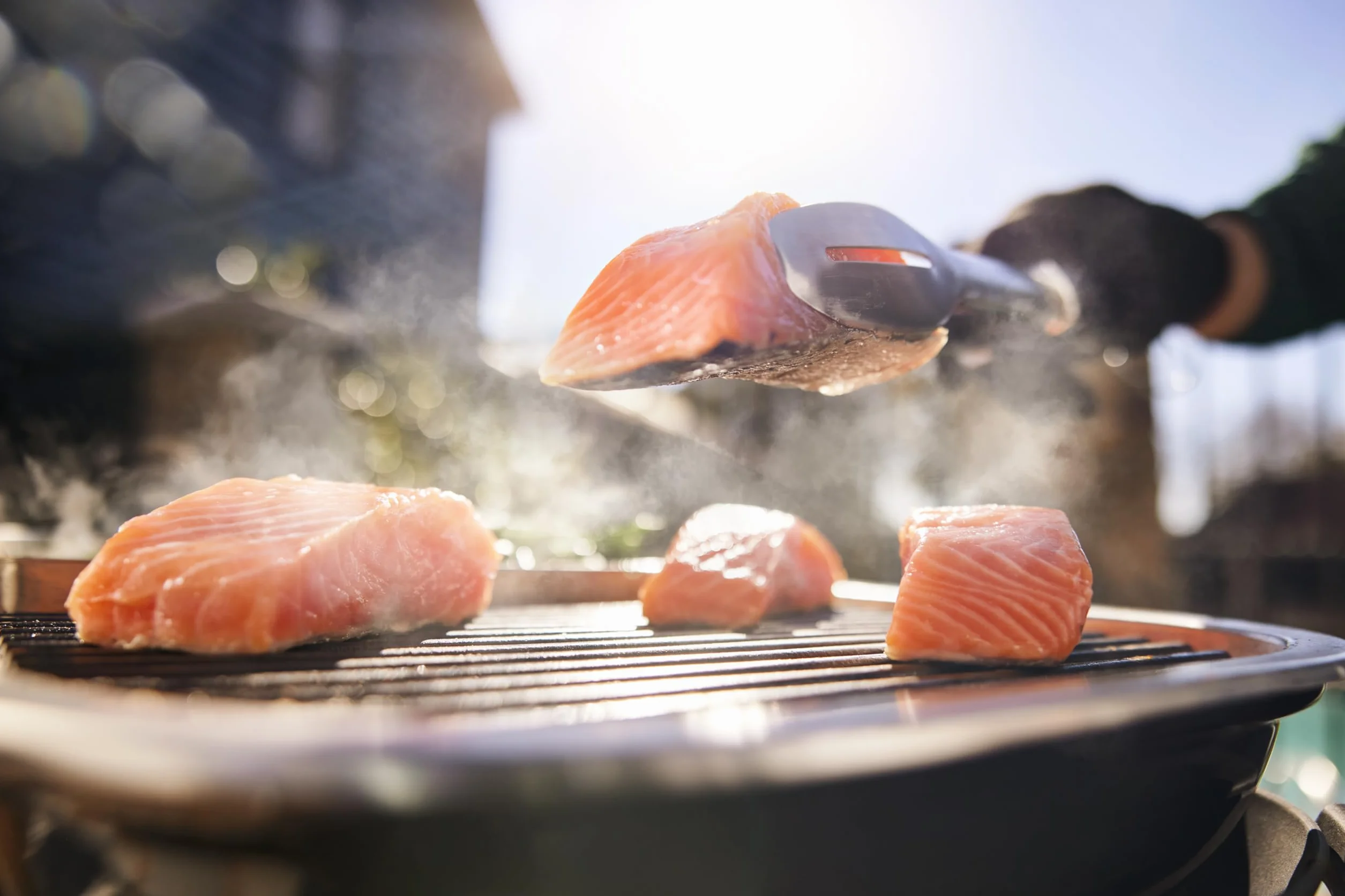 Weber Lumin Compact Przenośny Kompaktowy Grill Elektryczny, do 315 °C, z Termometrem w Pokrywie, Ruszty z Emaliowanego Żeliwa, Powierzchnia Grillowania 43 X 32 cm, Czarny (1502044)