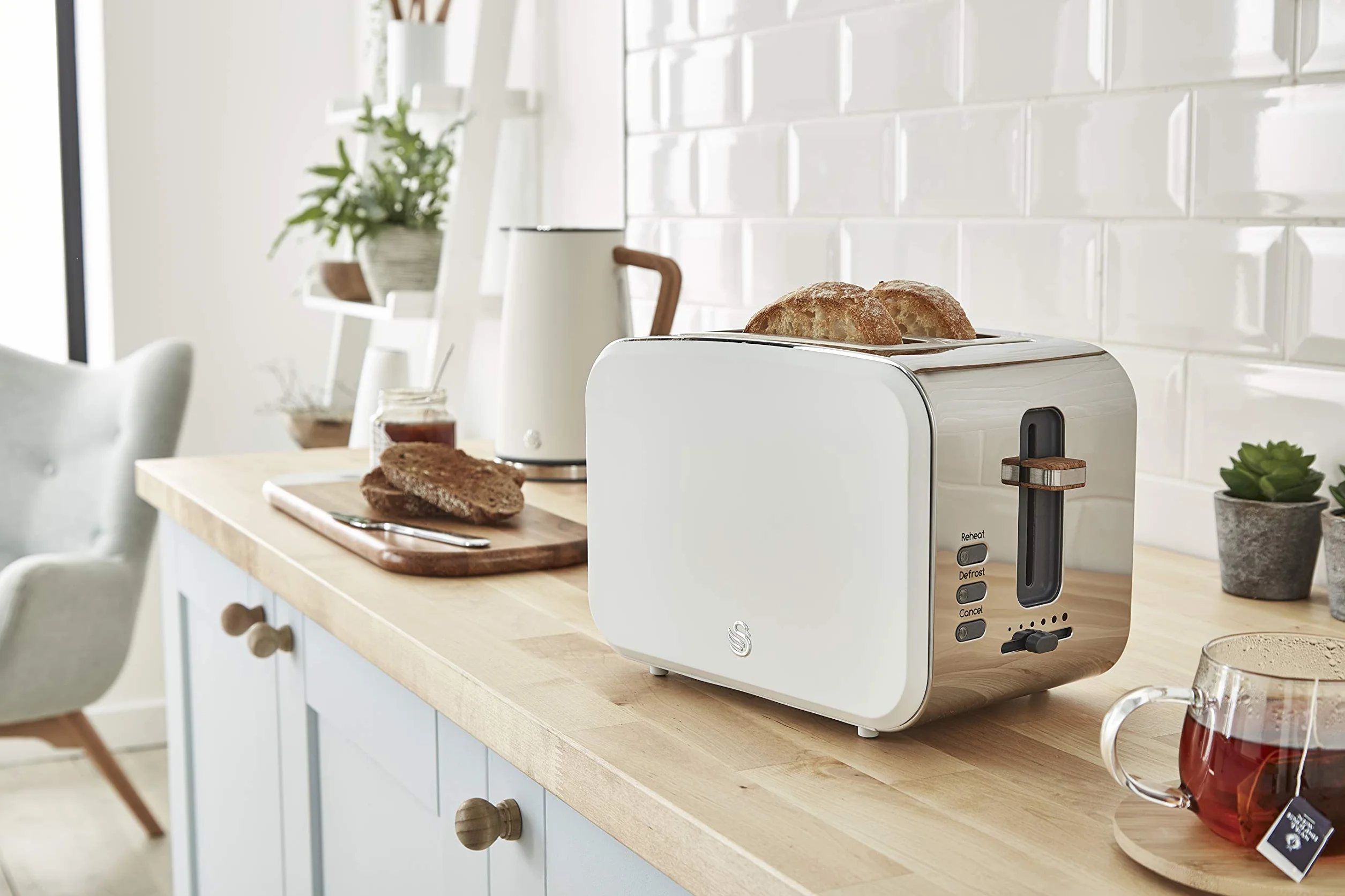 Swan Nordic Set czajnik śniadaniowy, bezprzewodowy, 1,7 l, 2200 W, szeroka szczelina, 2 kromki, 3 funkcje, nowoczesne wzornictwo, wygląd drewna, biały