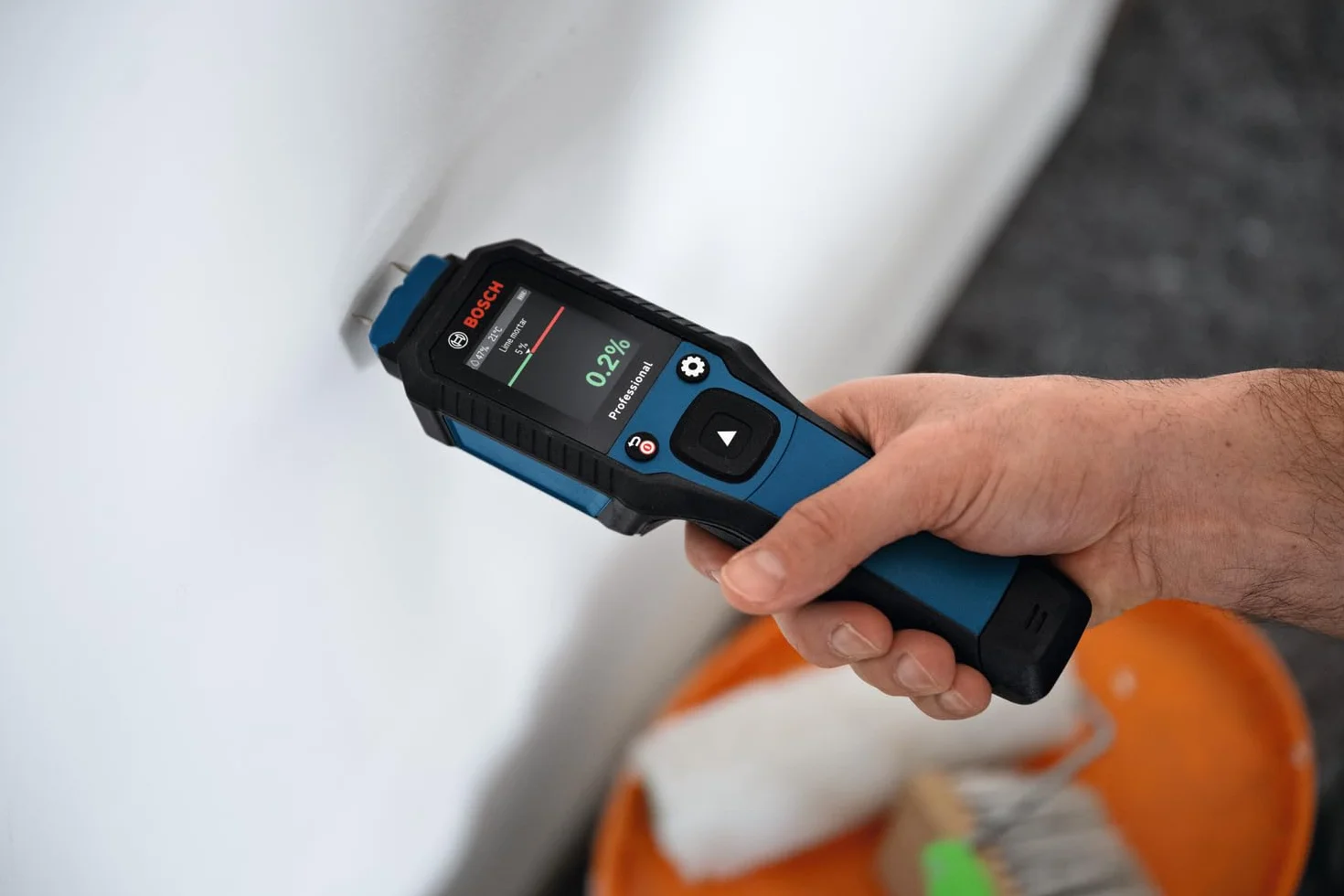 Bosch Professional Wilgotnościomierz GMP 2-15 z pinami (mierzy 37 rodzajów drewna i 10 rodzajów materiałów budowlanych, zintegrowany termohigrometr, stopień ochrony IP65, 2 baterie AA, pokrowiec)