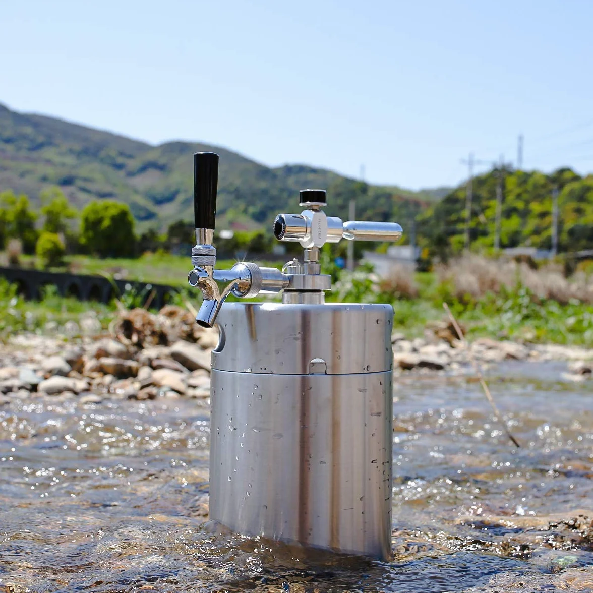TMCRAFT Mini keg growler z podwójnymi ściankami, regulowany ciśnieniem, system dozowania piwa domowego ze zdejmowanym kranikiem i regulatorem, utrzymuje świeżość i węglowanie do piwa rzemieślniczego