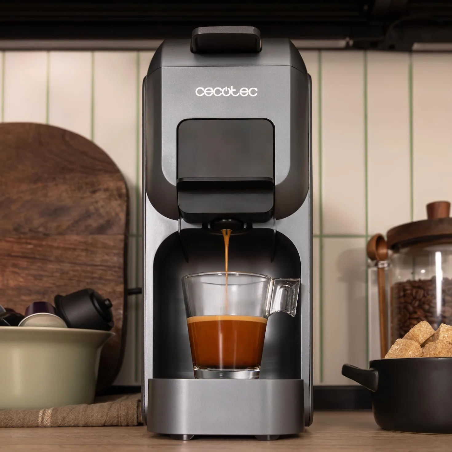 Cecotec Freestyle Compact Black ekspres do kawy na kapsułki, 1350 W, ogrzewanie Thermoblock, technologia Forcearoma 20 bar, ekspres do kawy 4 w 1, odpowiedni do kawy mielonej, Dolce Gusto, Nespresso i