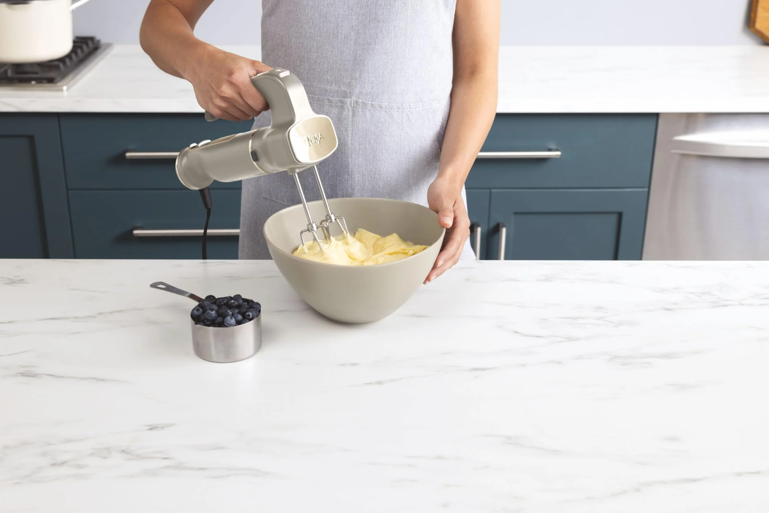 Ninja Foodi blender 3w1 blender ręczny, mikser ręczny i siekacz ręczny, powolny start, 2 prędkości mieszania i 5 rozdrabniania, miksowania, wyrabiania, 850 W, kamienne złoto CI100EUSTGD