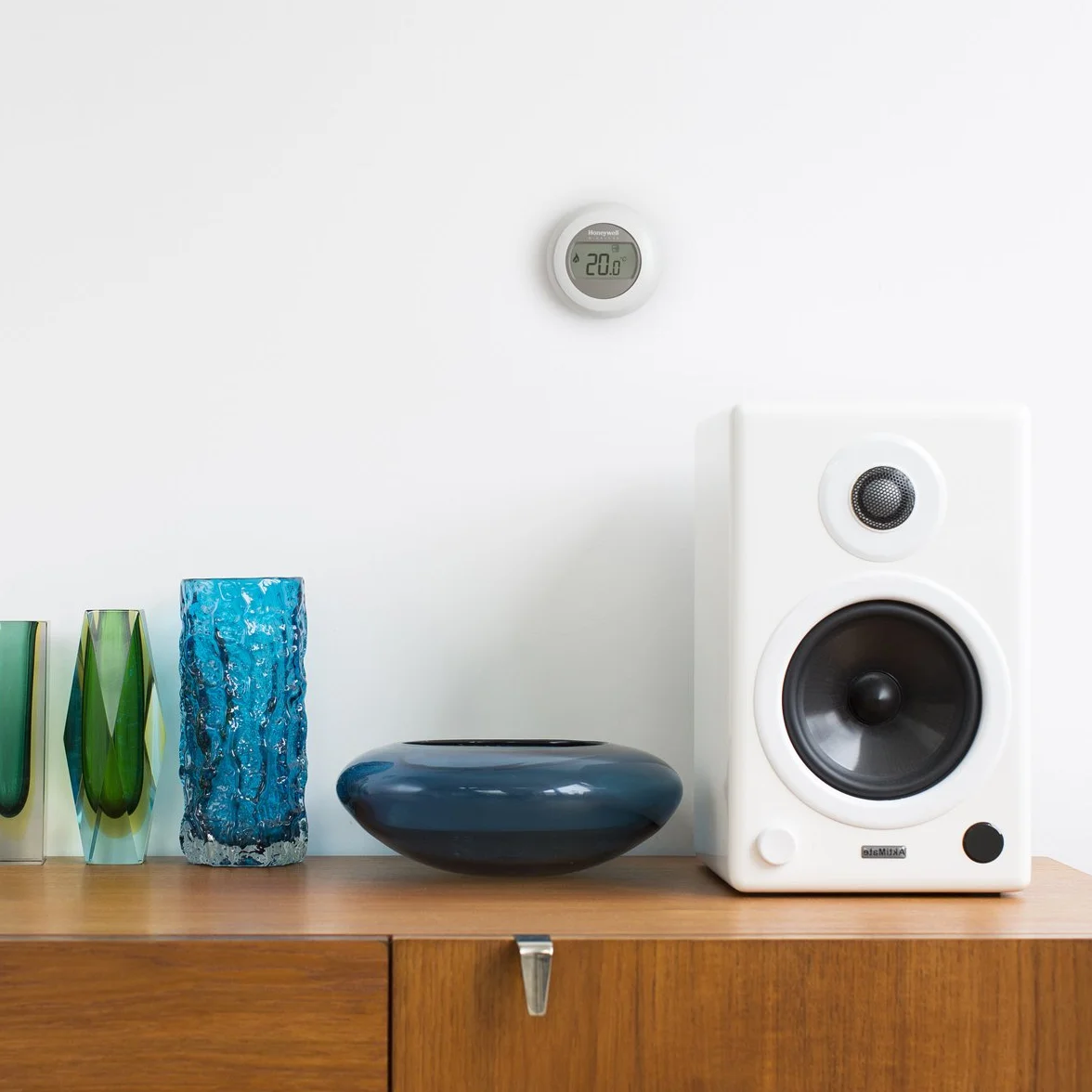 Honeywell Home T87RF2059 Radiowy Termostat Do Pokoju Kompatybilny z Amazon AleXa, 3 V, Biały