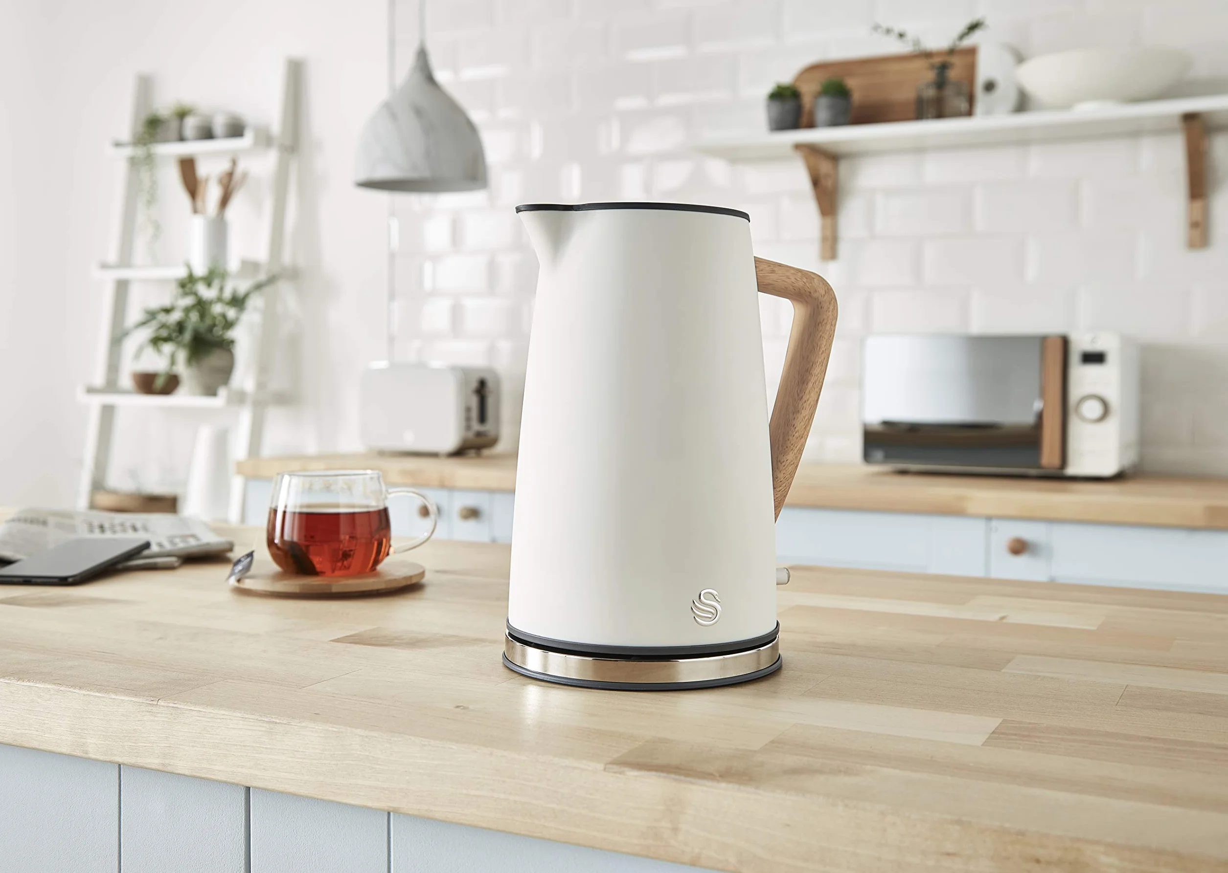 Swan Nordic Set czajnik śniadaniowy, bezprzewodowy, 1,7 l, 2200 W, szeroka szczelina, 2 kromki, 3 funkcje, nowoczesne wzornictwo, wygląd drewna, biały