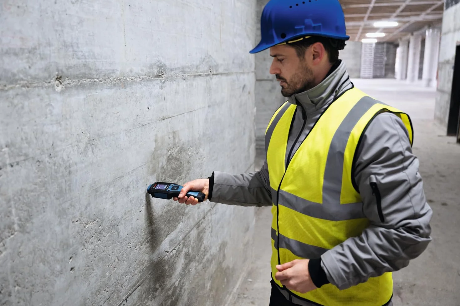 Bosch Professional Wilgotnościomierz GMP 2-15 z pinami (mierzy 37 rodzajów drewna i 10 rodzajów materiałów budowlanych, zintegrowany termohigrometr, stopień ochrony IP65, 2 baterie AA, pokrowiec)