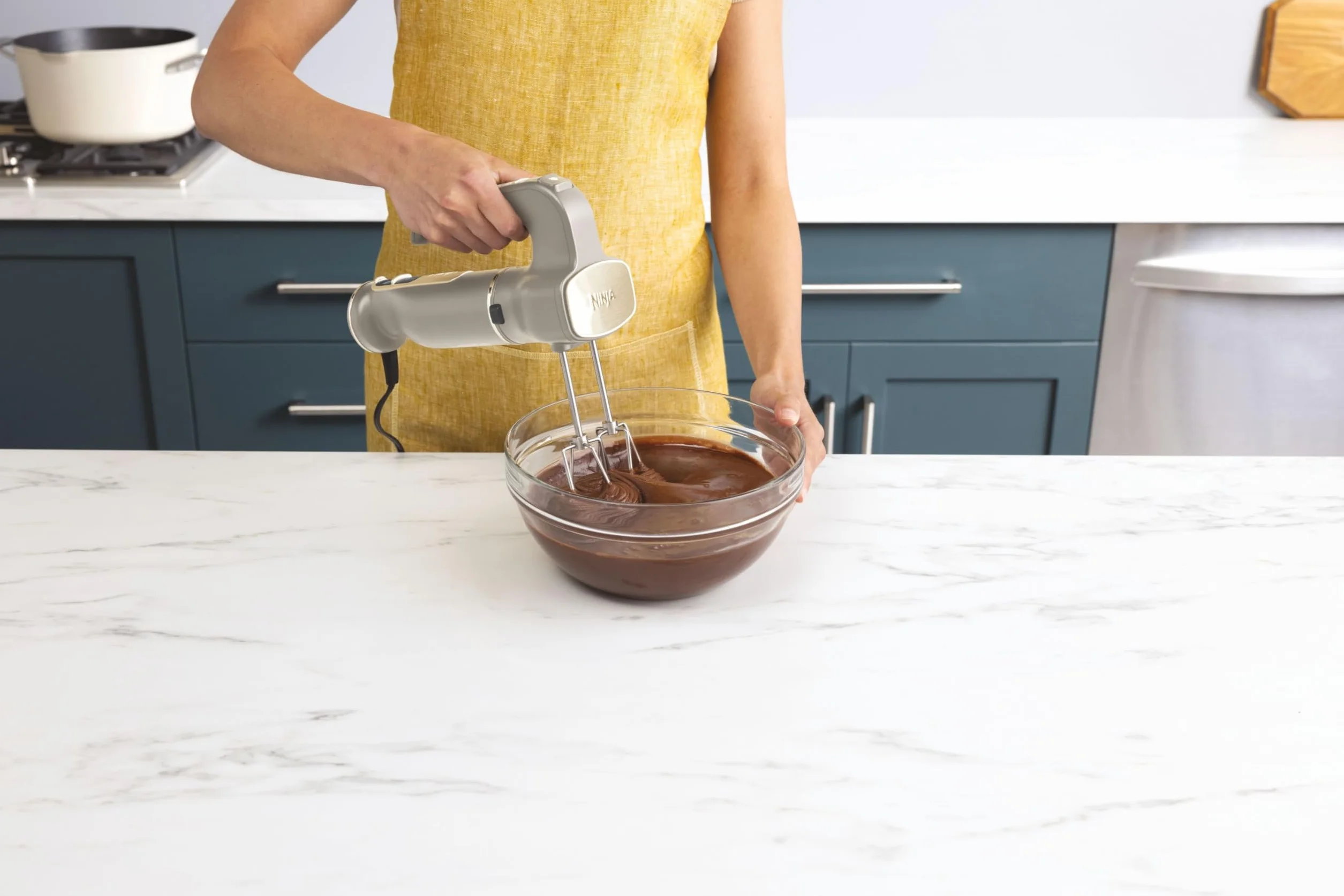 Ninja Foodi blender 3w1 blender ręczny, mikser ręczny i siekacz ręczny, powolny start, 2 prędkości mieszania i 5 rozdrabniania, miksowania, wyrabiania, 850 W, kamienne złoto CI100EUSTGD