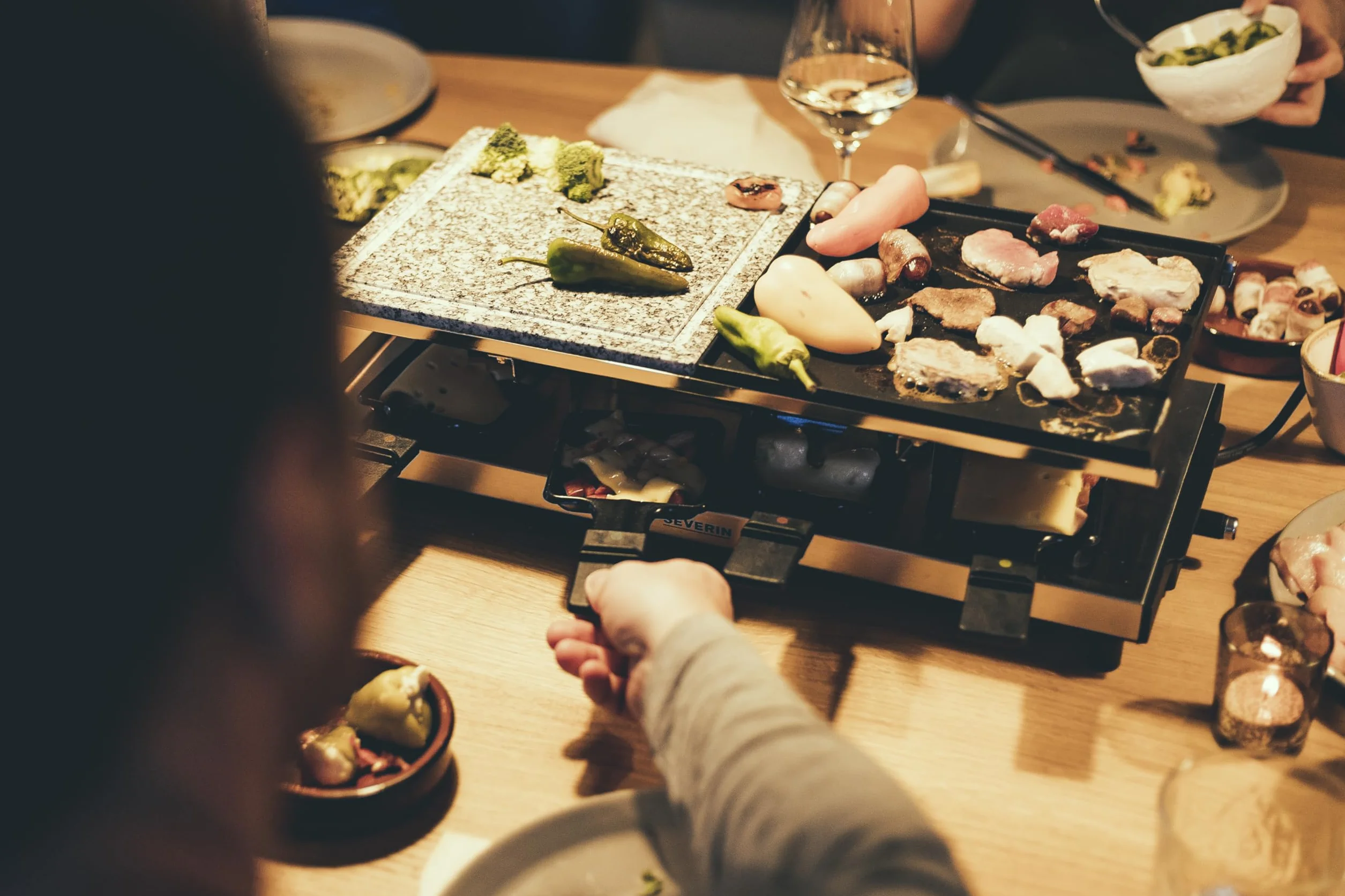 Severin 2373 RG Grill do Raclette z Naturalnym Kamieniem Grillowym, Stal Szlachetna, 1500 W, Czarny