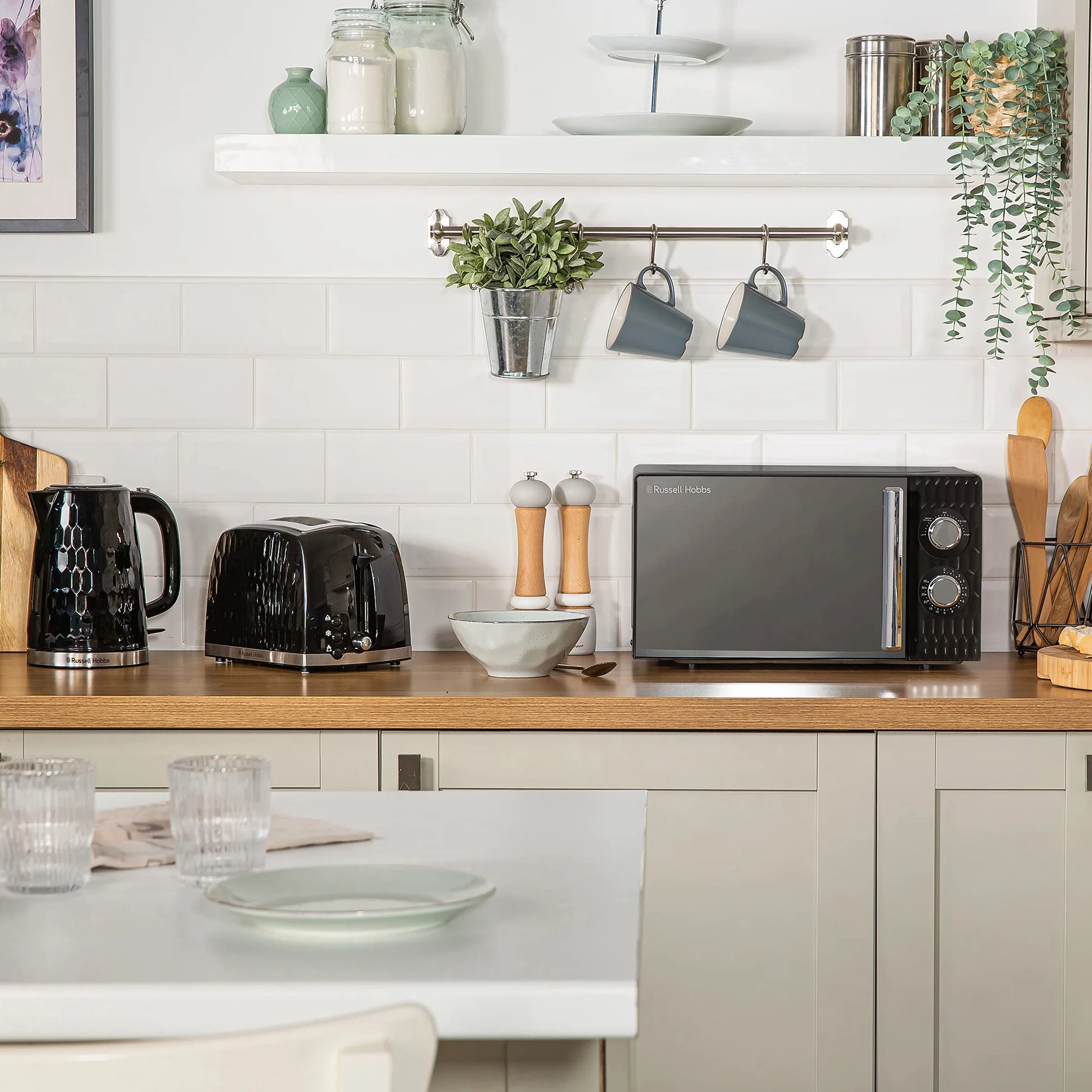 Russell Hobbs Honeycomb RHMM715B 17 l i 700 W ręczny kuchenka mikrofalowa, kolor czarny, z 5 poziomami mocy, wbudowanym timerem i funkcją rozmrażania.