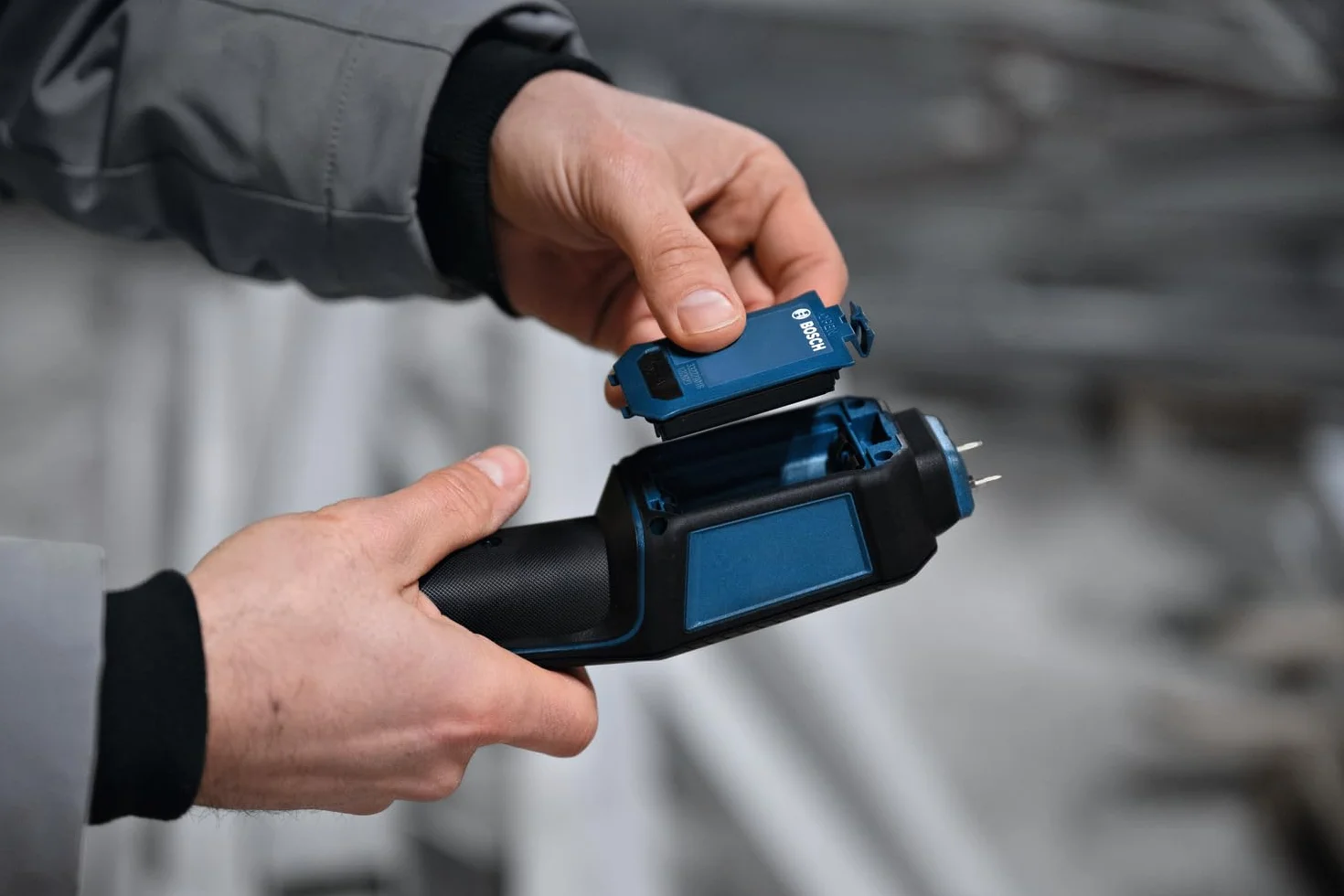 Bosch Professional Wilgotnościomierz GMP 2-15 z pinami (mierzy 37 rodzajów drewna i 10 rodzajów materiałów budowlanych, zintegrowany termohigrometr, stopień ochrony IP65, 2 baterie AA, pokrowiec)