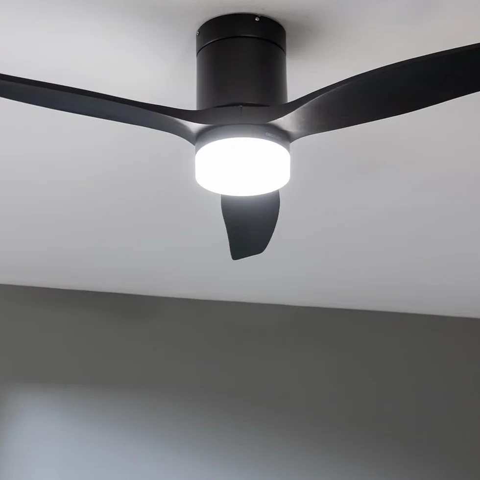 Cecotec - Wentylator sufitowy EnergySilence Aero 5600 Aqua Black&Black - 40 W i 52", Wi-Fi, pilot zdalnego sterowania, stopień ochrony IP44, światło, 6 prędkości, 3 łopatki, zima-lato, timer 8h