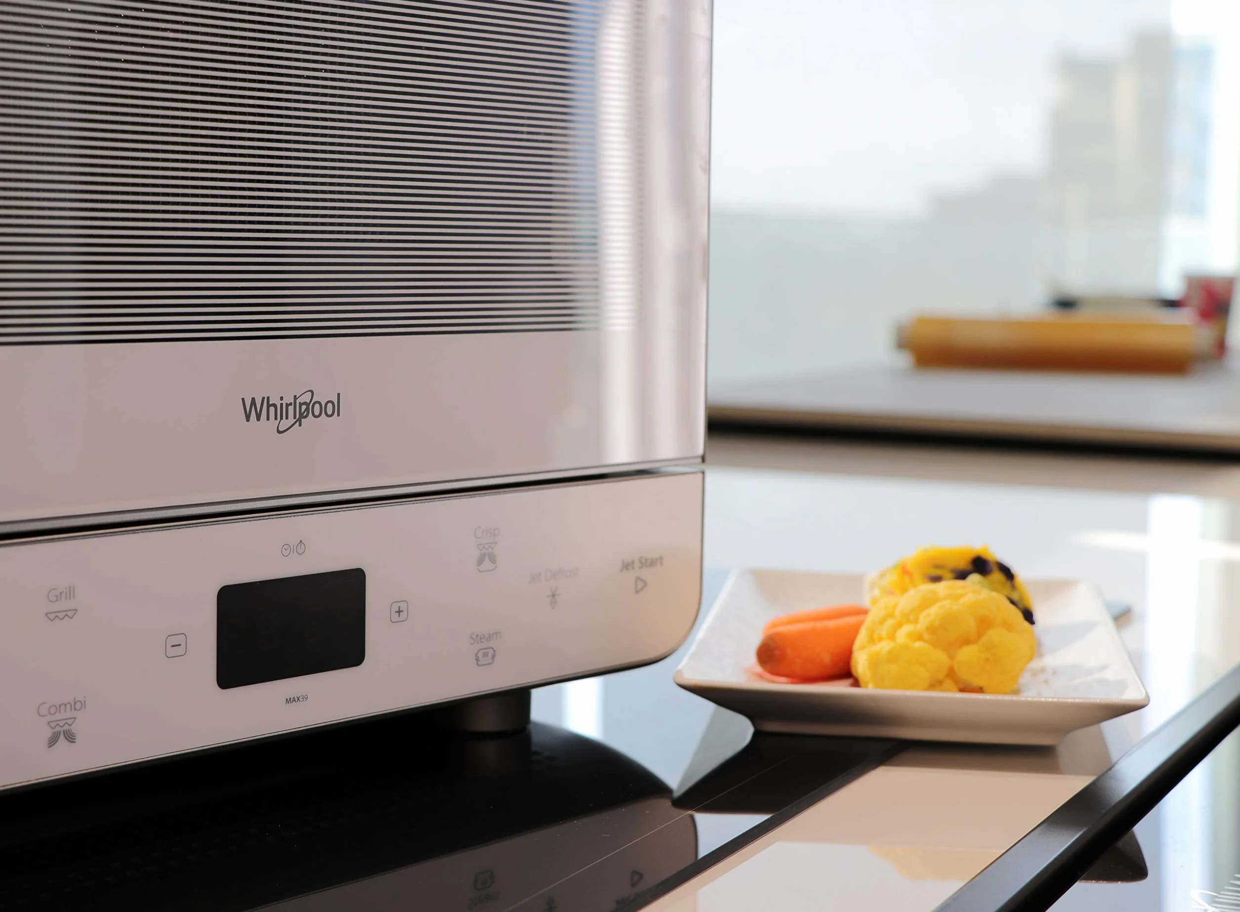 Whirlpool Max 39 WSL Kuchenka mikrofalowa i grillowa, 13 litrów, srebrna, z gotowanym na parze, wysoki ruszt, płyta z wyjmowanym uchwytem do funkcji Crisp, cichy (0 decybel), stalowy, biały