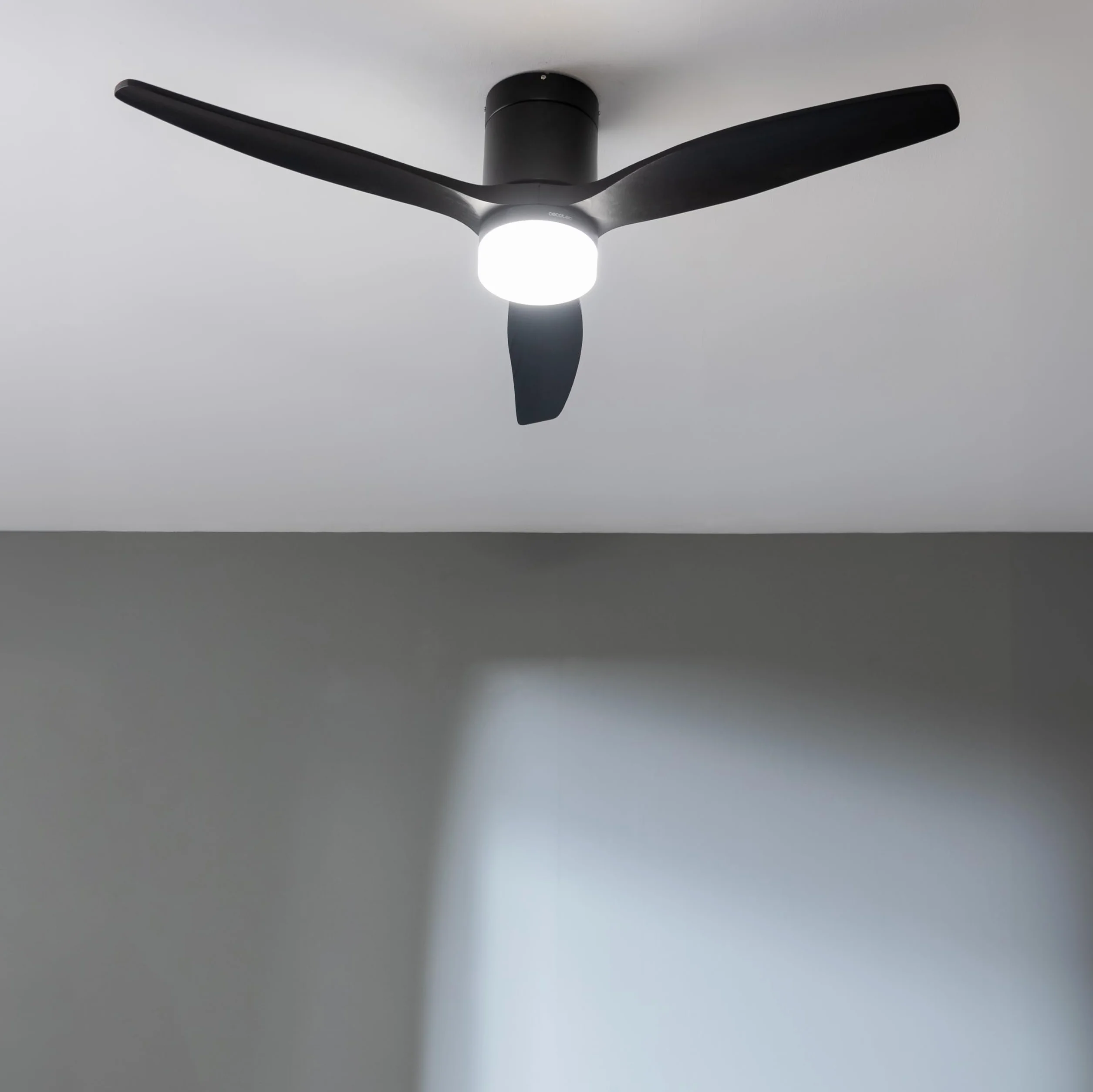 Cecotec - Wentylator sufitowy EnergySilence Aero 5600 Aqua Black&Black - 40 W i 52", Wi-Fi, pilot zdalnego sterowania, stopień ochrony IP44, światło, 6 prędkości, 3 łopatki, zima-lato, timer 8h