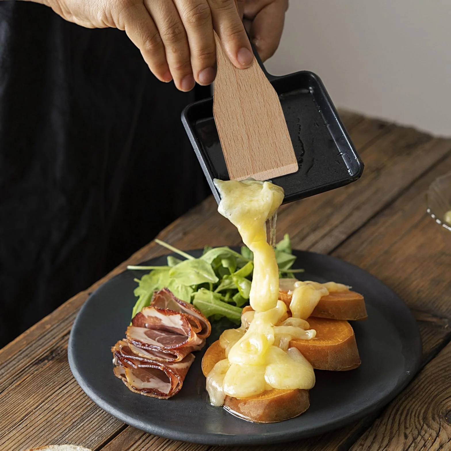 Zestaw 4 patelni raclette, zamienników patelni do raclette grill, z powłoką nieprzywierającą i 4 drewnianymi szpatułkami do grillowania serów, jaj