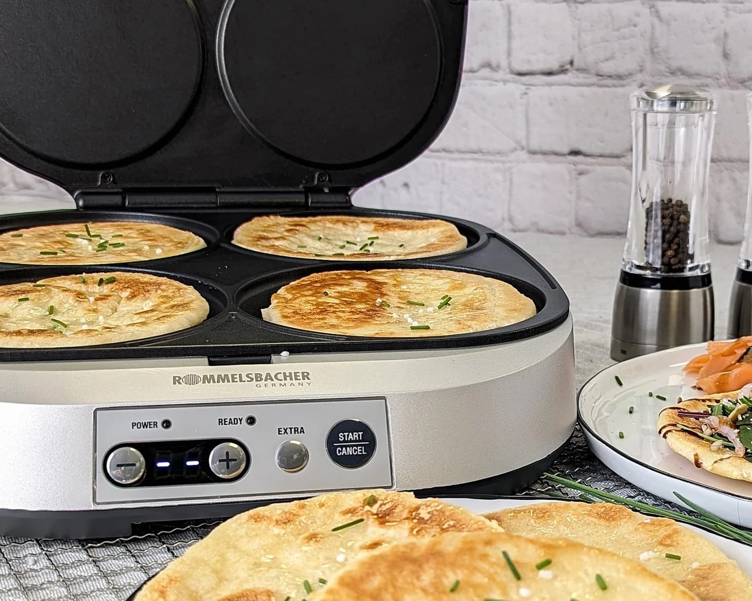 ROMMELSBACHER Pancake Maker PC 1800, 4 wgłębienia do pieczenia o średnicy 13,5 cm, powłoka nieprzywierająca, 15 minut programator czasowy, automatyczne wyłączanie, 1800 W, kolor srebrny
