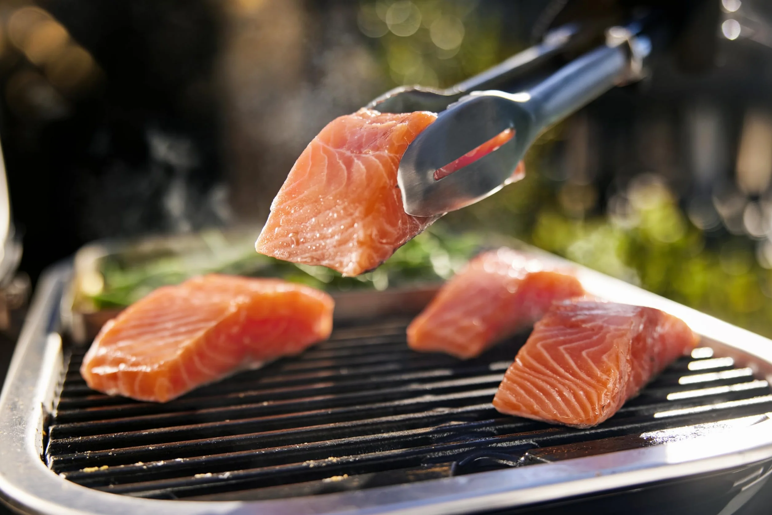 Weber Lumin Compact Przenośny Kompaktowy Grill Elektryczny, do 315 °C, z Termometrem w Pokrywie, Ruszty z Emaliowanego Żeliwa, Powierzchnia Grillowania 43 X 32 cm, Czarny (1502044)