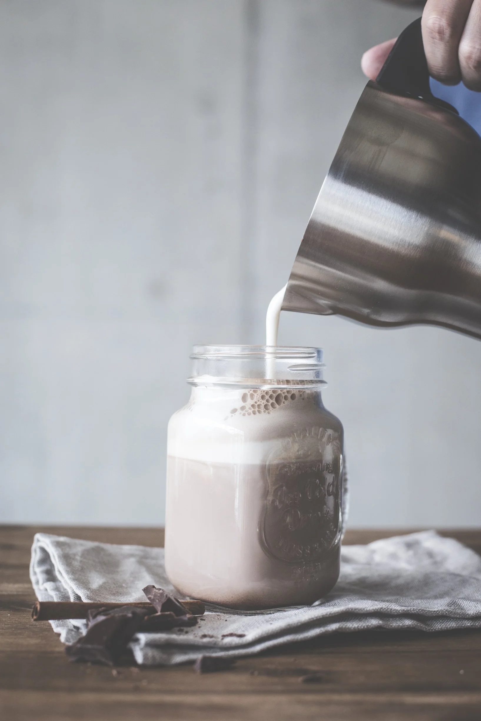 GASTROBACK Design Milk and Chocolate Advanced, 650 W, indukcyjny spieniacz do mleka na 1 litr pianki mlecznej, gorącej czekolady, elektryczny spieniacz do mleka, czarny/srebrny