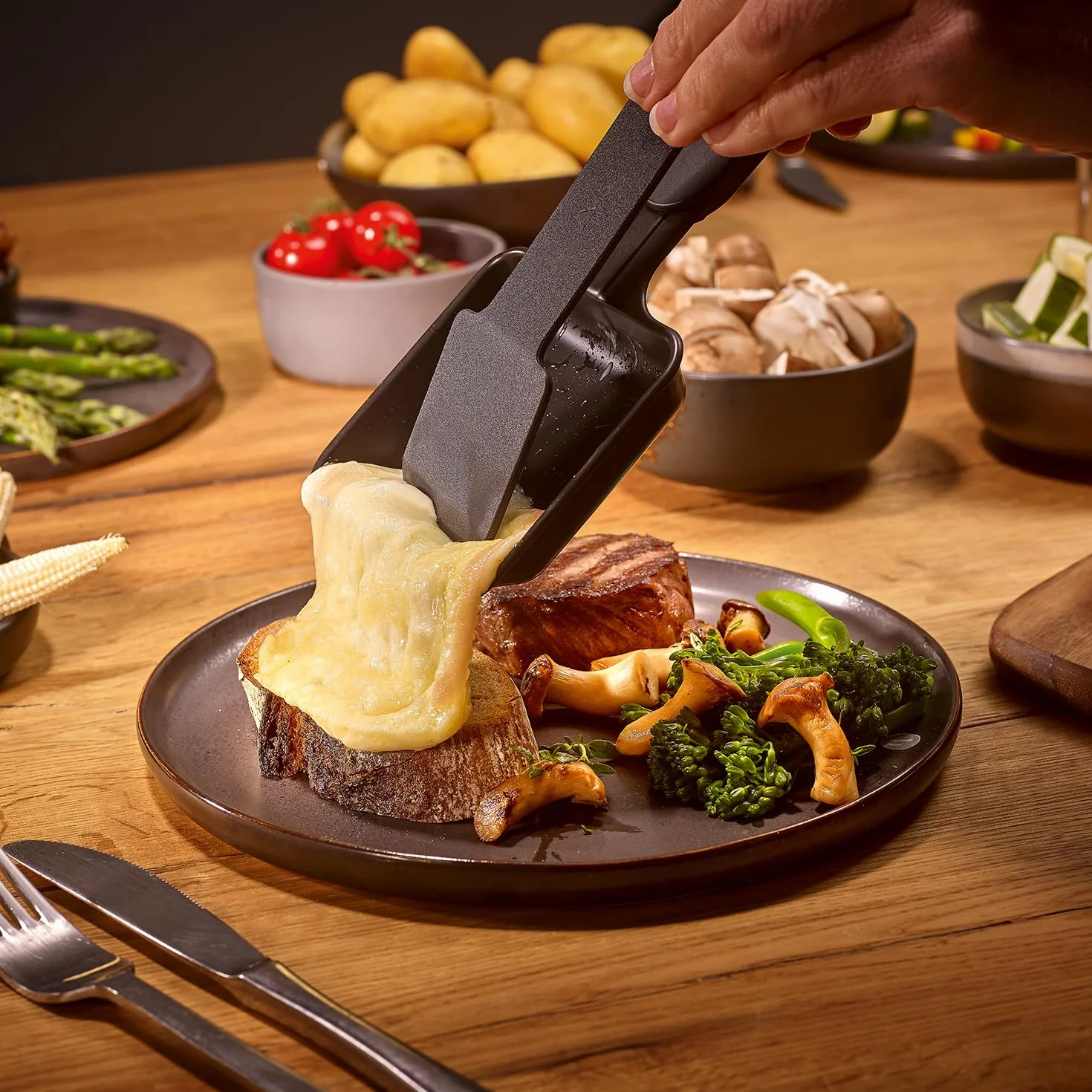 SEVERIN Raclette grill 1300 W z kamieniem naturalnym i płytą grillową 8 patelniami RG 2366 czarny