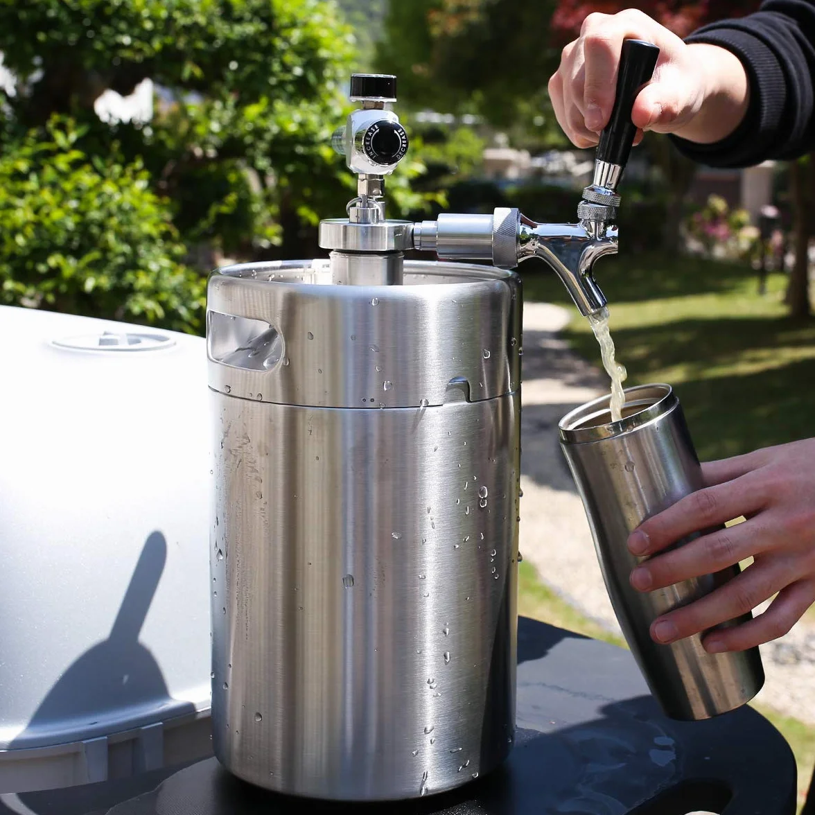 TMCRAFT Mini keg growler z podwójnymi ściankami, regulowany ciśnieniem, system dozowania piwa domowego ze zdejmowanym kranikiem i regulatorem, utrzymuje świeżość i węglowanie do piwa rzemieślniczego