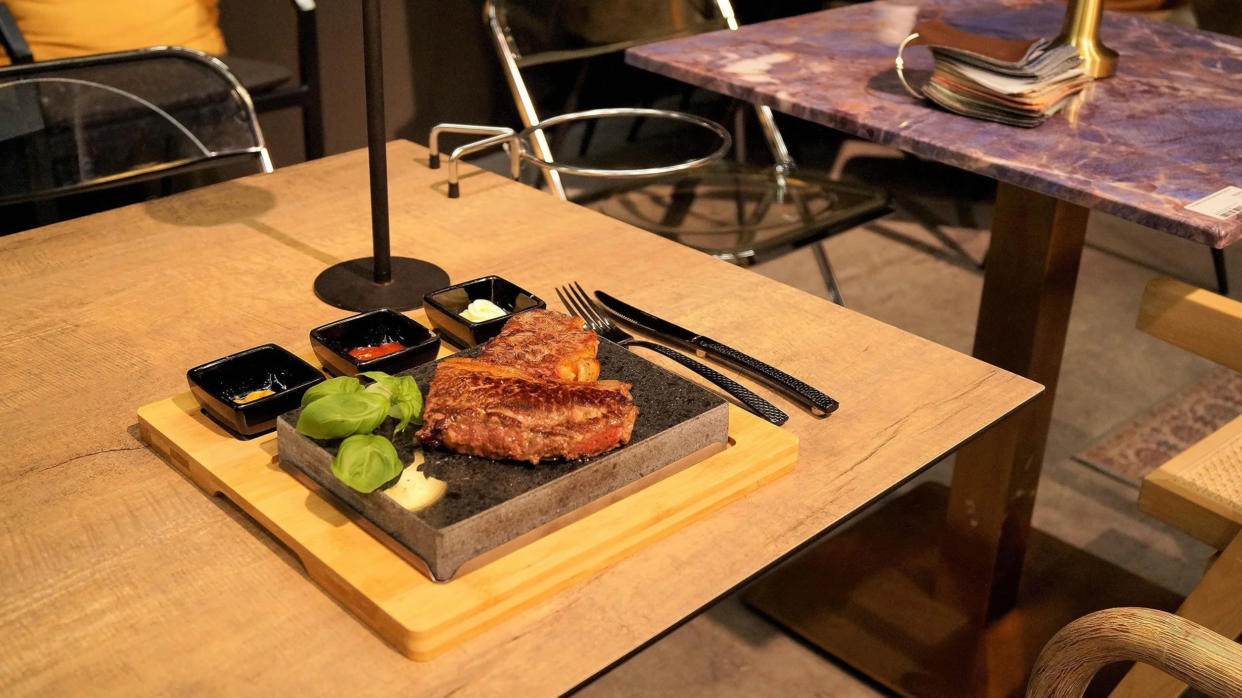Hot Stone Steak gorący kamień grill, płyta lawowa, deska bambusowa, 3 miseczki
