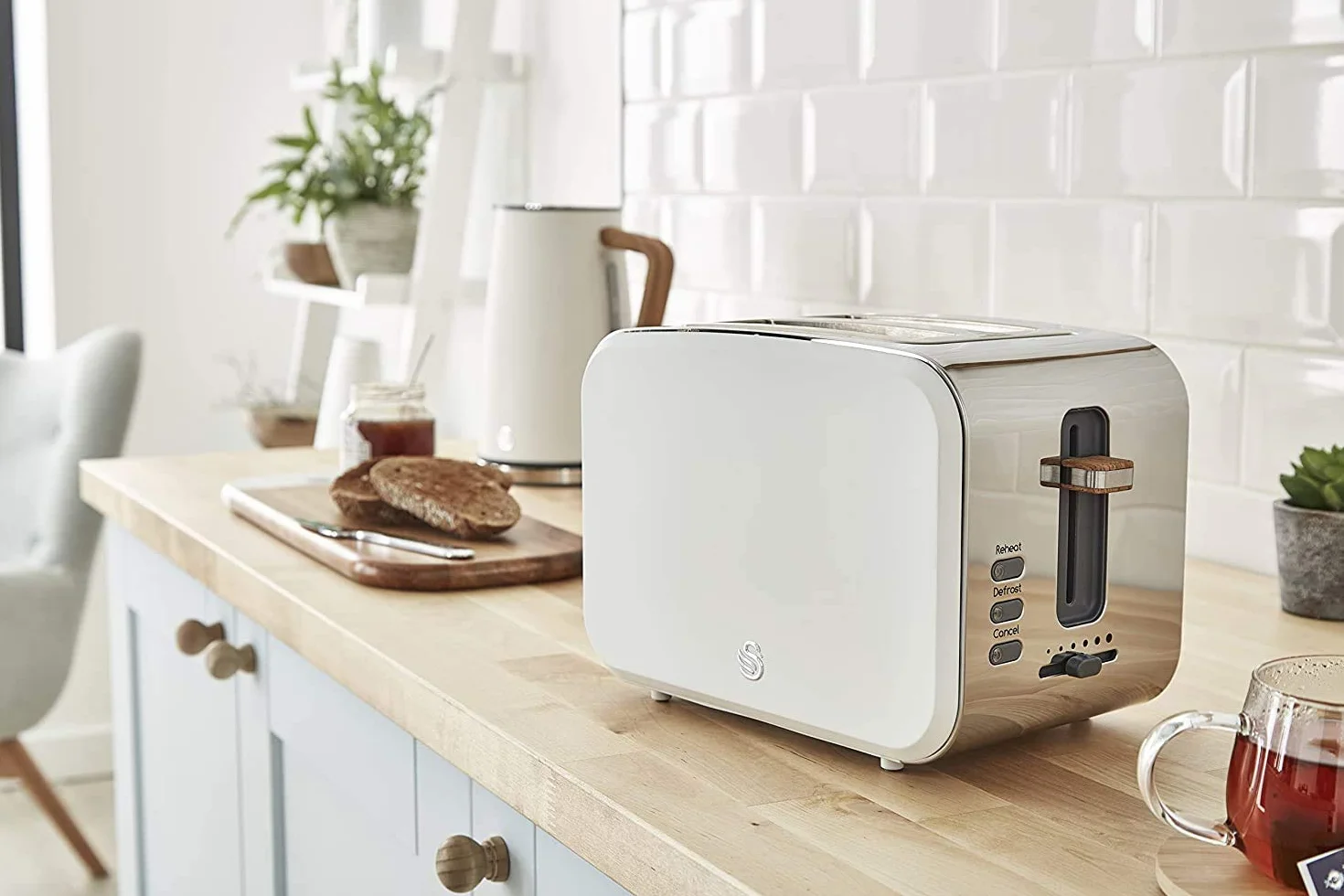 Swan Nordic zestaw śniadaniowy czajnik elektryczny 1,7 l, 2200 W, toster do chleba z szerokim otworem, 2 kromki, kuchenka mikrofalowa 20 l, cyfrowy, nowoczesny design, efekt drewna, biały